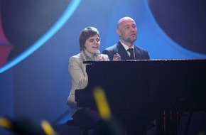 KiKA - Der Kinderkanal ARD/ZDF: "Dein Song"-Gewinnerin Sarah Pisek und ihr erster Auftritt mit Unheilig / Zu sehen in "logo! Die Welt und ich." am Montag, 25. Juli um 19:50 Uhr (mit Bild)