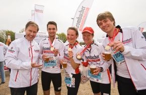 Krombacher Brauerei GmbH & Co.: Krombacher Alkoholfrei Staffel absolviert erfolgreich Haspa Marathon Hamburg - Glückwünsche und Verpflegung durch Markenbotschafter Ulrich Meyer (BILD)