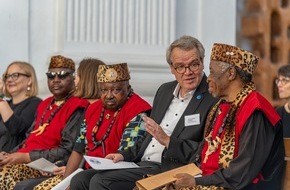 Albert-Ludwigs-Universit&auml;t Freiburg: W&uuml;rdigung und Gedenken: Aussegnung von sechs Ahnen der Maka an der Universit&auml;t