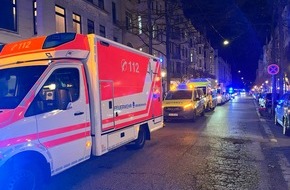Feuerwehr Bremerhaven: FW Bremerhaven: CO-Alarm in Mehrfamilienhaus - 17 Personen evakuiert