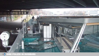 Polizei Duisburg: POL-DU: Obermeiderich: Schiff fährt gegen Eisenbahnbrücke