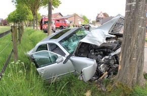 Kreispolizeibehörde Kleve: POL-KLE: Rees - Verkehrsunfall / PKW prallt gegen Baum