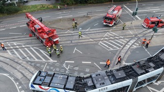Feuerwehr Bochum: FW-BO: Stra&szlig;enbahnentgleisung mit Verletzten in Bochum-Mitte