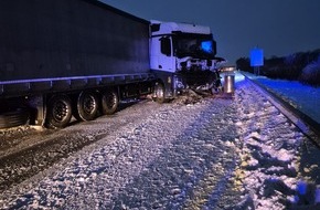 Kreisfeuerwehr Rotenburg (W&uuml;mme): FW-ROW: Sattelzug verungl&uuml;ckt auf der BAB 1 - Feuerwehr pumpt Diesel ab