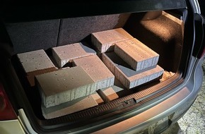 Polizei Bielefeld: POL-BI: Baustellendiebe verladen Pflastersteine in Pkw