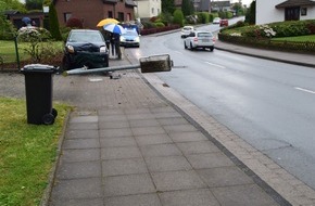 Kreispolizeibehörde Herford: POL-HF: Alleinunfall auf nasser Fahrbahn - 
Laterne umgefahren und Zaun zerstört