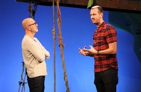 Handball-Bundesliga GmbH: Pascal Hens und Filmpreisträger Peter Lohmeyer auf der großen Bühne im Hamburger St. Pauli Theater