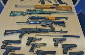 Polizei Hamburg: POL-HH: 180912-1. Mehrere Schusswaffen bei Wohnungsdurchsuchungen sichergestellt