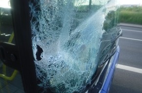 Polizei Düren: POL-DN: Schulbus prallt gegen Schranke - Kinder verletzt