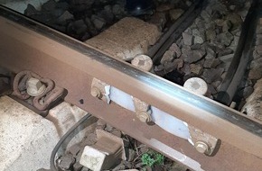 Bundespolizeiinspektion Rostock: BPOL-HRO: Regionalbahn überfährt Metallgestell