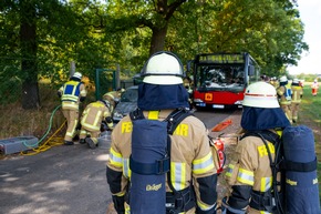 FW-KLE: Großübung in Kleve: Rettungskräfte trainieren Busunfall mit 26 Betroffenen