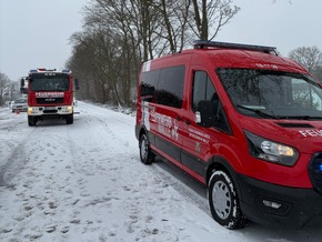 FW-AUR: Umgestürzter Anhänger versperrt Fahrbahn
