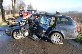 Polizeiinspektion Cuxhaven: POL-CUX: Frau wird bei Verkehrsunfall lebensgefährlich verletzt (Lichtbild in der Anlage)