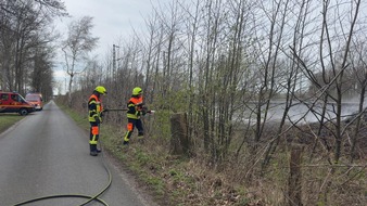 Kreisfeuerwehr Rotenburg (W&uuml;mme): FW-ROW: B&ouml;schungsbrand entlang der Bahnstrecke - Feuerwehren mehrfach im Einsatz