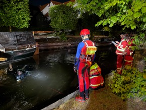 FW-AUR: PKW im Wasser