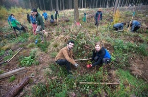 Bergwaldprojekt e.V.: Bergwaldprojekt-Freiwillige pflanzen 200.000 Bäume in Deutschland: Nicht um den Klimawandel zu stoppen, sondern um den Wald für uns und das sich rasch ändernde Klima fit zu machen