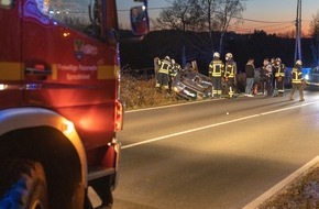 Feuerwehr Sprockhövel: FW-EN: PKW bleibt auf Dach liegen