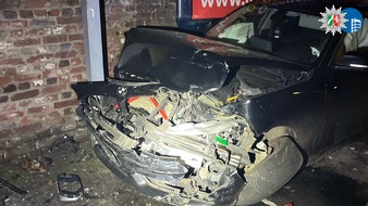 Polizeipr&auml;sidium Oberhausen: POL-OB: Gl&auml;tteunfall mit Totalschaden in Oberhausen