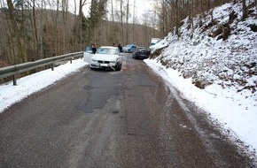 Polizeidirektion Pirmasens: POL-PDPS: Eppenbrunn - Unfall auf Eselsteige - Bergung der Fahrzeuge dauert zwei Stunden