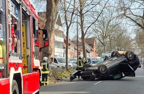 Freiwillige Feuerwehr Celle: FW Celle: Verkehrsunfall - Pkw auf Dach