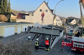 Freiwillige Feuerwehr Königswinter: FW Königswinter: Carport nach Unfall einsturzgefährdet
