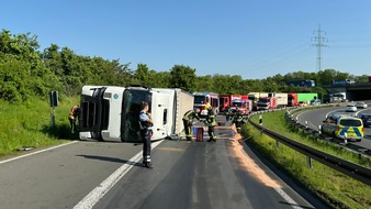 Feuerwehr Neuss: FW-NE: Umgestürzter Lkw in der Tangente zur A57 | Fahrer leicht verletzt