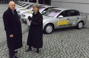 Opel Automobile GmbH: Adam Opel AG unterstützt das Spritspar-Training des ADAC / Wie man lernt, bis zu 25 Prozent Kraftstoff zu sparen