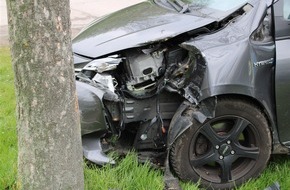 Polizei Hagen: POL-HA: Verkehrsunfall mit drei Leichtverletzten auf Parkplatz in Altenhagen