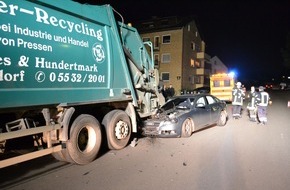 Polizeiinspektion Hameln-Pyrmont/Holzminden: POL-HOL: Holzminden - Papiermühle: 15.000,-- EUR Sachschaden bei Auffahrunfall - PKW-Fahrer leicht verletzt -