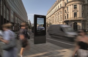 Wall GmbH: AUDI begeistert für E-Mobilität mit 3D-Effekt auf DOOH-Screens von WallDecaux - Kampagne für den Audi Q6 e-tron von PHD, MPX und WallDecaux