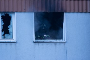 FW-MK: Ausgedehnter Wohnungsbrand mit vielen Verletzten