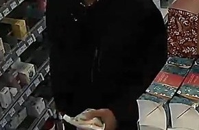 Polizeidirektion Lübeck: POL-HL: HL-St. Gertrud // Öffentlichkeitsfahndung nach Tatverdächtigen nach Bandendiebstahl und Betrug durch Geldabhebungen mit gestohlenen Scheckkarten