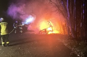 Polizeiinspektion Stade: POL-STD: Wohnwagen auf Parkplatz an der Bundesstraße 73 in Himmelpforten ausgebrannt - Polizei sucht Zeugen
