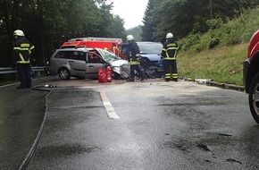 Feuerwehr Plettenberg: FW-PL: Frontalzusammenstoss auf der K8 in Plettenberg Erkelze. Vier PKW- Insassen, darunter ein Kind, zum Teil schwer verletzt