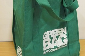 Polizeiinspektion Hameln-Pyrmont/Holzminden: POL-HOL: Nach Einbruchsdiebstahl in Fitnessstudio in der Bülte: Einbrecher ließ Jacke und Tasche mit Diebesgut zurück - Polizei fragt: Wer kennt Tasche oder Jacke des Diebes? -