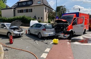 Polizei Mettmann: POL-ME: Rettungswagen auf Einsatzfahrt verunfallt - Velbert - 2207108