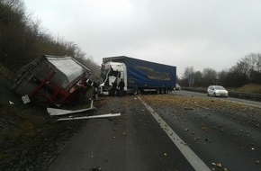Polizeiinspektion Göttingen: POL-GÖ: (90/2017) Autobahn 7 in Fahrtrichtung Kassel nach Lkw Unfall weiterhin voll gesperrt