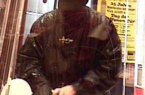Polizei Rhein-Erft-Kreis: POL-BM: Raubüberfall auf Kreissparkasse in Elsdorf-Niederembt am 25.04.2001 / hier: überarbeitetes Foto Nr. 2 des Täters