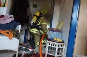 Feuerwehr Ratingen: FW Ratingen: Brand in Reihenhaus in Ratingen - Haus unbewohnbar!