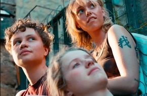 ARD Mediathek: ARD Debüt im Juni: "Dead Girls Dancing" - ein poetischer Roadtrip ins Ungewisse | Ab 28. Mai 2025 in der ARD Mediathek und am Sonntag, 1. Juni 2025, um 00:05 Uhr im Ersten