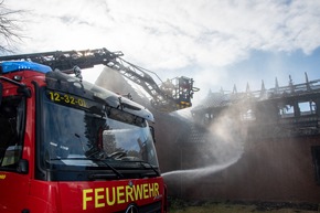 FW-RD: Feuer zerstört Wohnhaus in Nortorf - rund 100 Einsatzkräfte im Einsatz