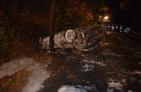 Polizeiinspektion Hildesheim: POL-HI: Schwerer Verkehrsunfall - PKW geht in Flammen auf