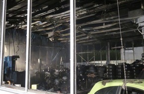 Feuerwehr Essen: FW-E: Feuer in Montagehalle eines Reifenhändlers in Essen, großer Sachschaden