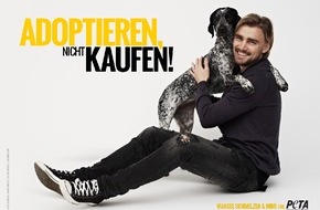 PETA Deutschland e.V.: Marcel Schmelzer appelliert: "Adoptieren, nicht kaufen!" / Borussia Dortmund-Verteidiger posiert mit Hündin Mimi für neues PETA-Motiv