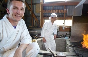 ZDF: Scharf, schärfer, Samurai!/ "pur+"-Moderator Eric Mayer erkundet im ZDF japanische Schmiedekunst (BILD)