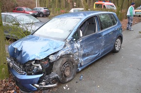 POL-STD: Vier zum Teil schwer verletzte Autoinsassen bei Unfall auf Bundesstraße 73 in Himmelpforten