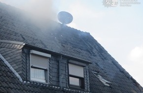 Kreispolizeibehörde Kleve: POL-KLE: Emmerich - Feuer greift bei Abflämmarbeiten auf Wohnhaus über /