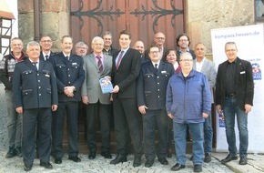 Polizei Homberg: POL-HR: Nordhessen: Homberg wird KOMPASS-Kommune; Polizeipräsident überreicht KOMPASS-Begrüßungsschild