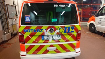 Freiwillige Feuerwehr Menden: FW Menden: Graffiti-"Künstler" beschmieren Notarzteinsatzfahrzeug