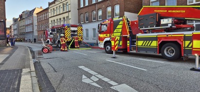 Feuerwehr Neum&uuml;nster: FW Neum&uuml;nster: Kellerbrand in der Feldstra&szlig;e - F&uuml;nf Personen gerettet, Baby &uuml;ber Drehleiter in Sicherheit gebracht
